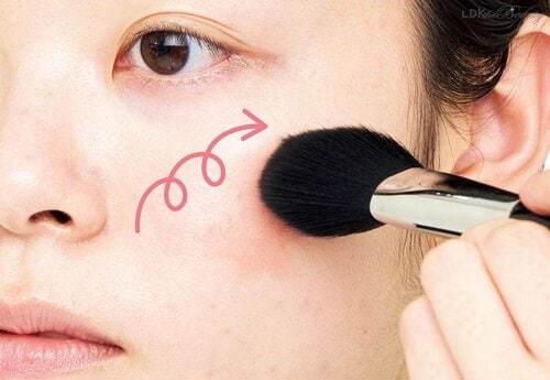 ブラシを寝かせずに広げよう プロ直伝の美肌テクおすすめ イメージ