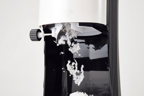 ドウシシャ 電動ふわふわとろ雪かき氷器 DTY-B2BKの氷が出てくる様子