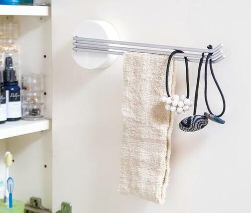 洗面所収納：無印のふきん掛けでヘアバンドやゴムを取り出しやすく イメージ