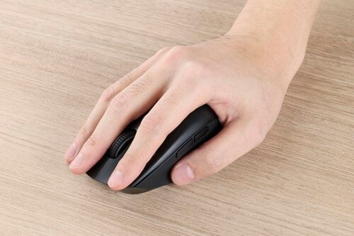 握りやすさやボタンの押しやすさも優秀 仕事用ワイヤレスマウスおすすめ イメージ