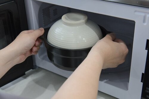 15位: パール金属「蓋が茶碗になる炊飯土鍋0.5合用(しろ)」 料理家が選ぶ電子レンジ炊飯器おすすめ イメージ