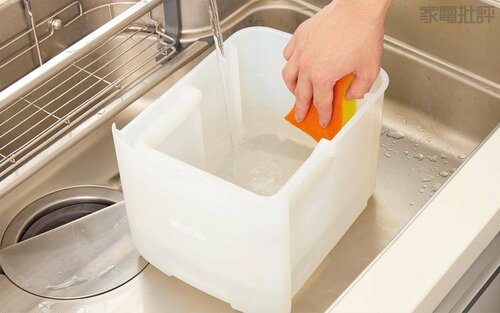 【トレイ】細部についた汚れはブラシでしっかり落とす(月1～2回) 加湿器おすすめ イメージ2