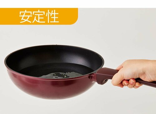 アイリスオーヤマ「取っ手一体型炒め鍋 IH DCF-I26 26cm」を手に持っている様子