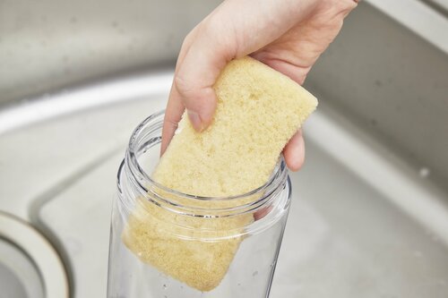 プッシュしながら注ぐタイプ 横置きできる冷水筒おすすめ イメージ4