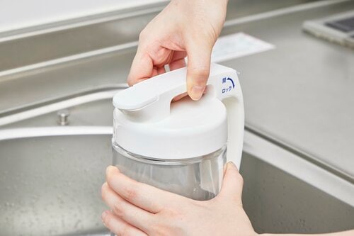 水切れが良く注ぎやすい 横置きできる冷水筒おすすめ イメージ3