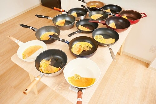 2:薄く焼いた卵がはがれるかをチェック フライパンおすすめ イメージ