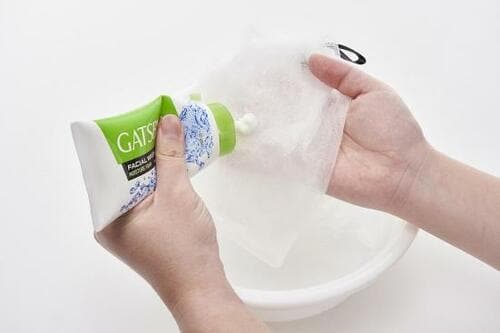 泡立て方2：洗顔料をのせる イメージ