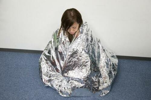 避難所は意外と寒い！防寒シートの準備は必須 イメージ