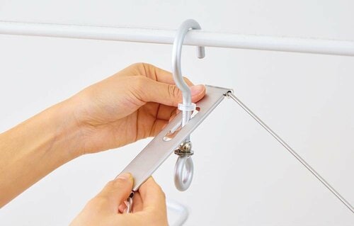 壁と物干し竿で角度を調節できる イメージ