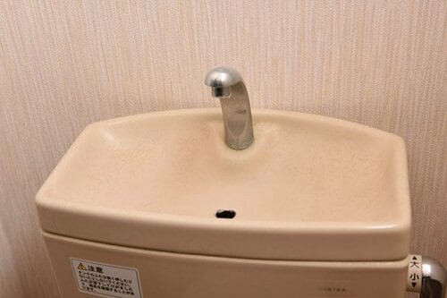 【手洗い場】意外とこびりつくホコリは脱水タオルで拭き取る イメージ