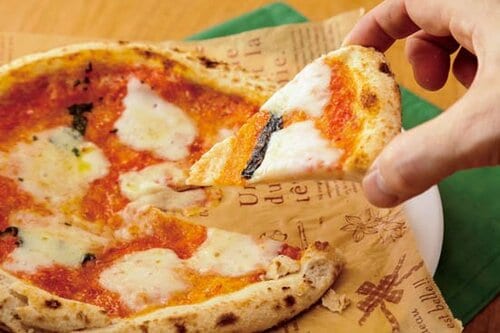 具が貧相で生地も固すぎカルディの冷凍ピザ イメージ