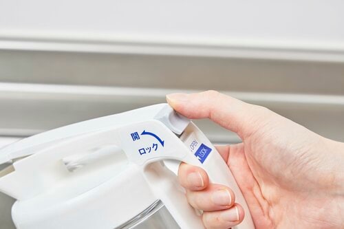 水切れが良く注ぎやすい 横置きできる冷水筒おすすめ イメージ2