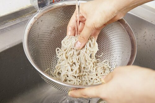 【おまけ】そばは氷を使わず流水だけで締めると美味しい!