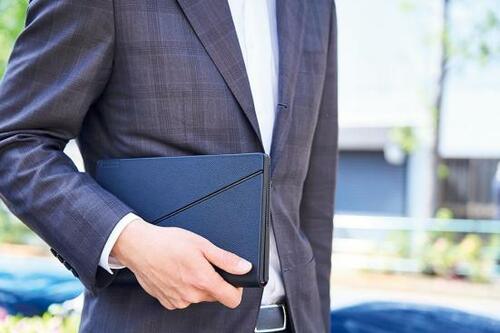 レノボ「ThinkPad X1 Fold」閉じて持ち歩いているところ
