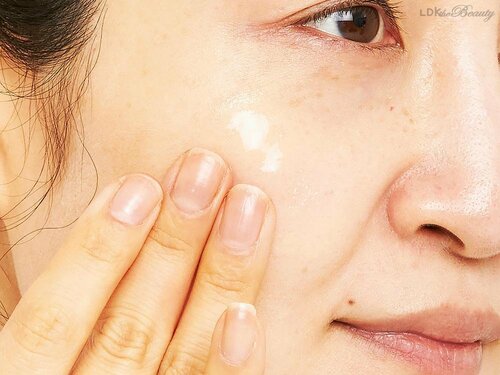 毛穴が気になる人は乳液、クリームは控えるべき? 収れん化粧水おすすめ イメージ