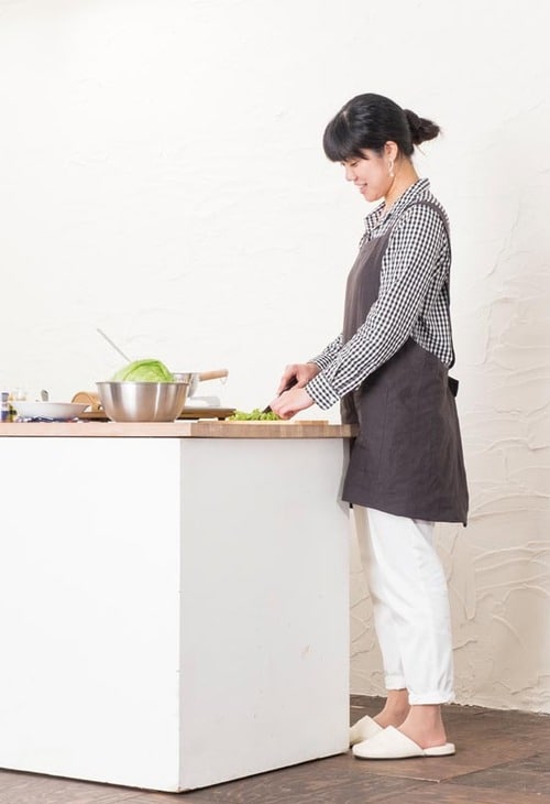 ⑧ロング丈だからキッチンだけなくガーデニングにも使える「エプロン」