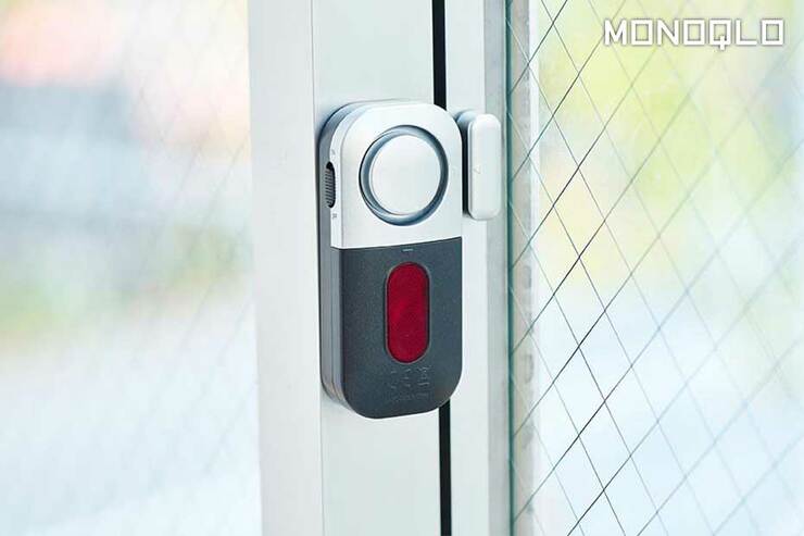 【これはビビる】大音量が響き渡る窓用防犯アラーム! 粘着テープで設置も簡単(MONOQLO)