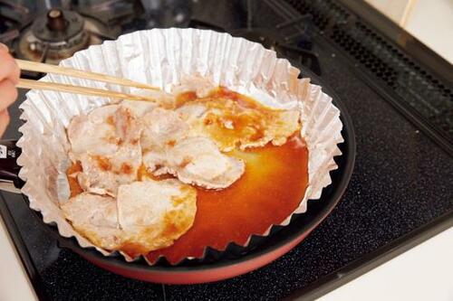 ふちが高いから油汚れを完全に防げる！ イメージ3