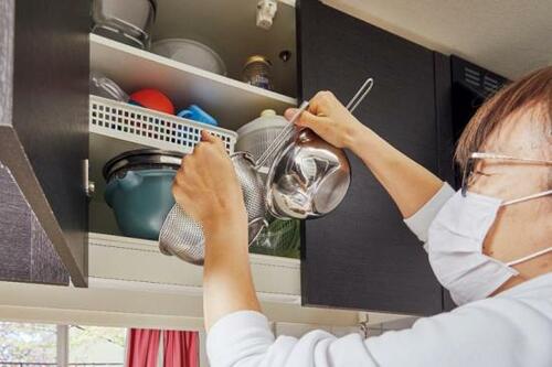 “吊り戸棚にザル”はNG？ 非効率な収納でキッチンを右往左往…… イメージ