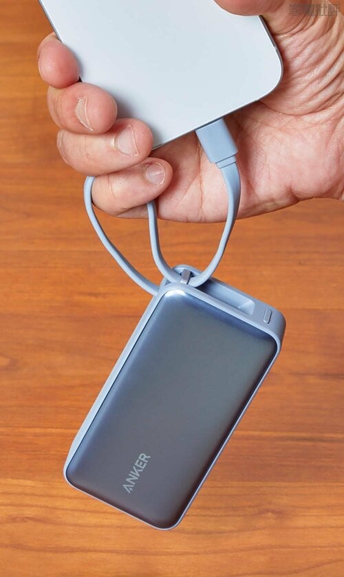 持ちやすいけどサイズは大きめ 旅行用モバイルバッテリーおすすめ イメージ