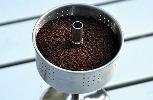 【STEP1】挽いたコーヒーをバスケットにセット