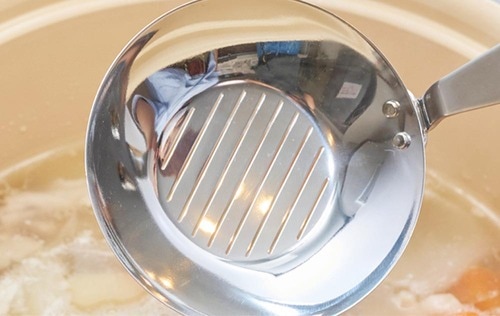 すくうとあくだけがどんどん取れて感動する! キッチン用品おすすめ イメージ