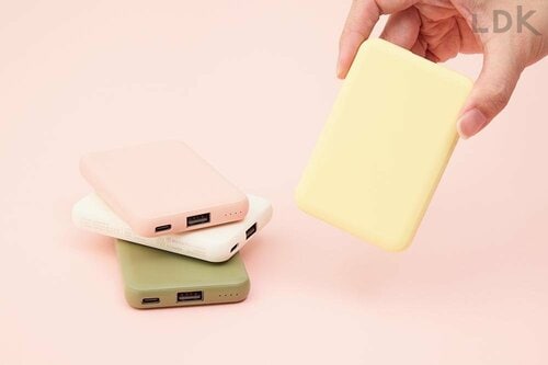 パステルカラーの5色展開 スリコの充電アイテムおすすめ イメージ