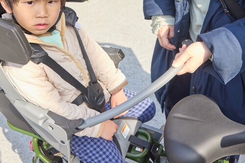 子どもを乗せやすいリアシート＆クッションがやさしい後ろ乗せシート 電動アシスト自転車おすすめ イメージ