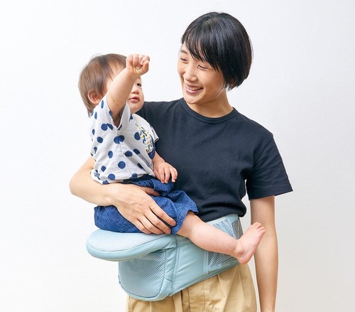 REENUO ヒップシートを装着する親子