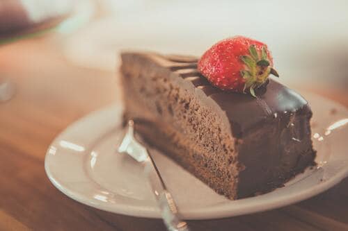 イチゴが乗ったチョコレートケーキ