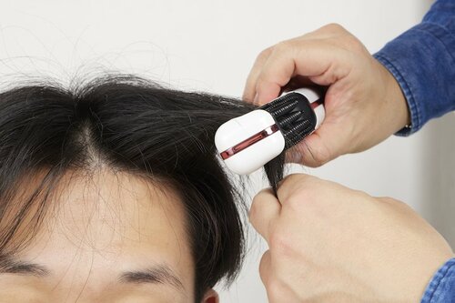 ヘアセットの手順3:毛流れに変化をつけたいなら、逆の手で毛先を支えながらカールを作るイメージで イメージ