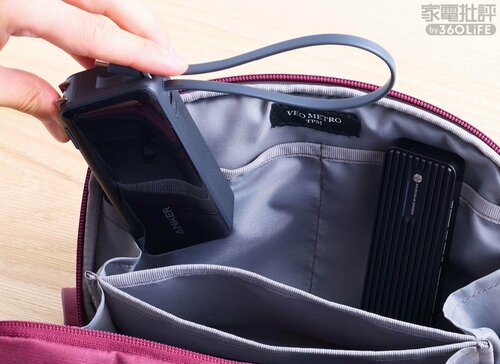 メイン収納：背の高い小物も入る ガジェットポーチおすすめ イメージ