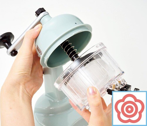 ラドンナ Toffy コンパクト ふわふわかき氷器 K-IS10の部品を取り外している様子