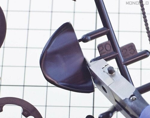 ステップ1:パーツギリギリの位置で切るのは✕ プラモデル用ニッパーおすすめ イメージ