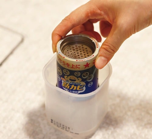 使い方2：水の入った容器に缶を入れてフタをする 防カビ剤おすすめ イメージ