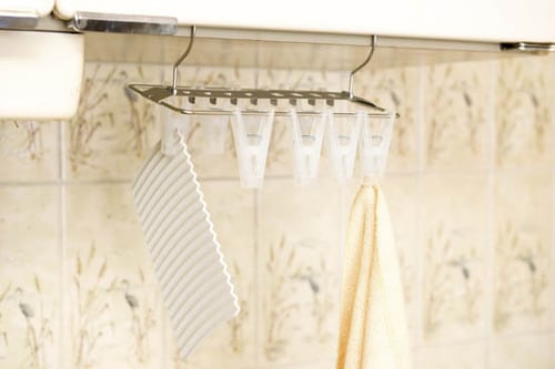 【アイデア1】携帯ハンガーをキッチンの吊り下げ収納に イメージ