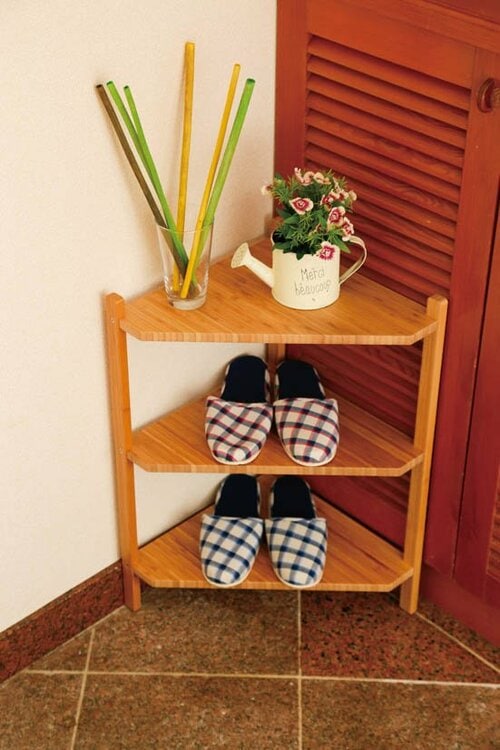 三角シェルフを隅に置いておけばディスプレイやスリッパ置きに便利 イメージ