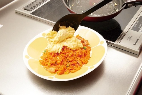 オムライス:解凍したごはんを卵で包むだけ! イメージ