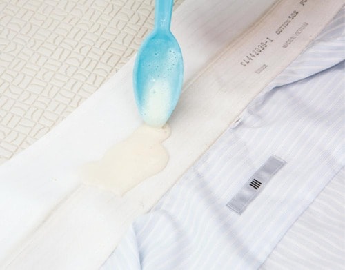 STEP1：食器用洗剤と重曹を汚れにのせる イメージ