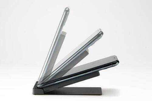 折り畳めるMOTTERU「卓上スタンド型ワイヤレス充電器」 イメージ2