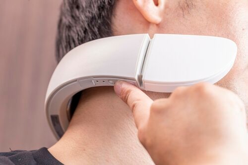 操作性:なぜかボタンが本体下側にある 電動ネッククーラーおすすめ イメージ