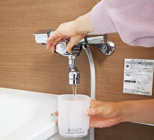 使い方1：付属の半透明の容器に水を入れる 防カビ剤おすすめ イメージ