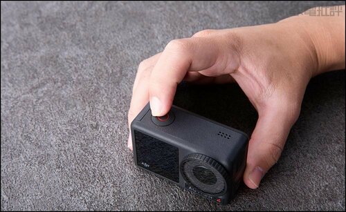 操作性:撮影ボタンがちょっとかため アクションカメラおすすめ イメージ