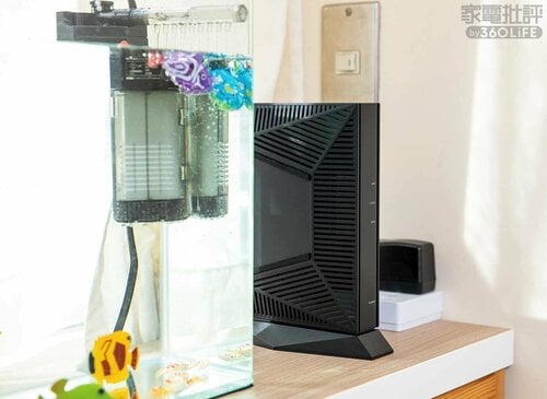 <NGスポット2>水槽や花瓶、コンクリート壁の近く→水は電波を反射してしまう! Wi-Fiルーターおすすめ イメージ