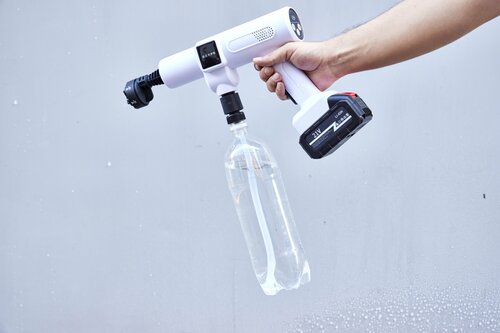 【給水もしやすい】ペットボトルは押し込むだけで装着 ハンディ高圧洗浄機おすすめ イメージ3