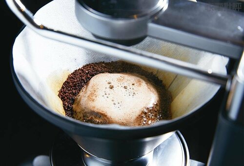 お湯の温度と量で調整して蒸らす 高級コーヒーメーカーおすすめ イメージ
