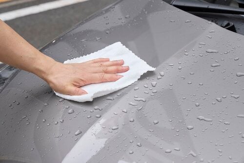 細かい場所を拭くのならアリ 車用マイクロファイバークロスおすすめ イメージ