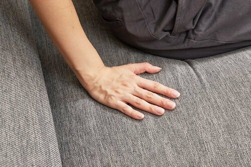 ポイント1:幅があって沈み込みすぎない椅子を選ぶ LDKマッサージクッションおすすめ イメージ
