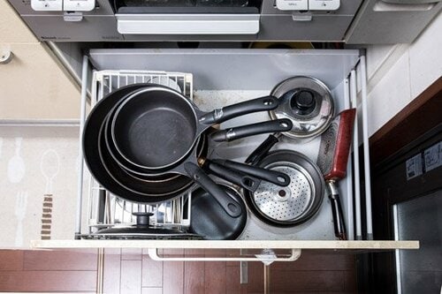 使いにくいフライパンの山は収納ボックスでスッキリ解決！ イメージ