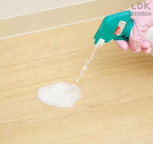 年季の入った床なら泡ハイターでも 床や壁のシミの掃除方法おすすめ イメージ
